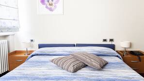 Matelas mémoire de forme, fer et planche à repasser sur demande
