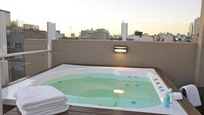 Bañera de hidromasaje al aire libre