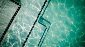 Una piscina al aire libre, sombrillas