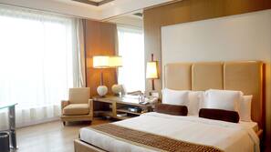 Minibar, in-room safe, desk, iron/ironing board
