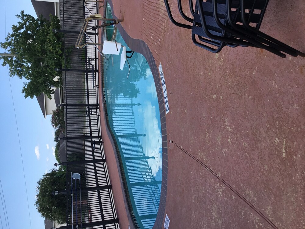 Pool, Regency Inn & Suites - Baytown