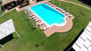 Piscina stagionale all'aperto, lettini