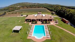 Piscina stagionale all'aperto, lettini
