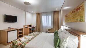 Minibar, coffre-forts dans les chambres, bureau, lits bébé (gratuits)