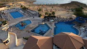 4 outdoor pools, pool umbrellas, pool loungers