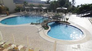 4 outdoor pools, pool umbrellas, pool loungers