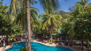 2 outdoor pools, sun loungers