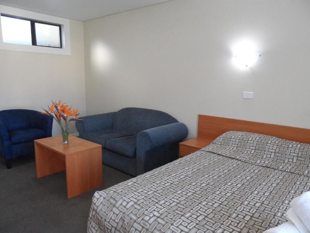 Liberty Plains Motor Inn