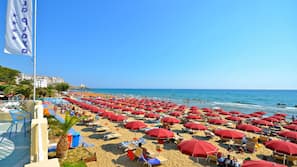 Sulla spiaggia, lettini da mare, ombrelloni, teli da spiaggia