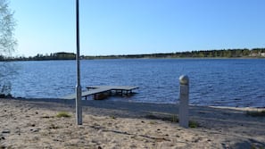 Plage privée, chaises longues