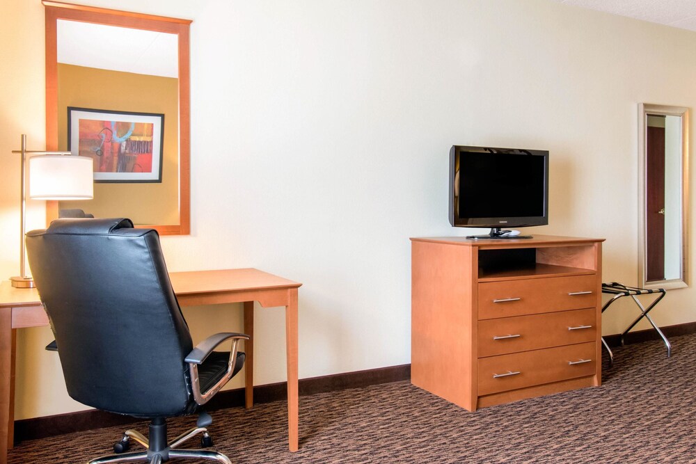 Room, Clarion Hotel & Suites University - Shippensburg