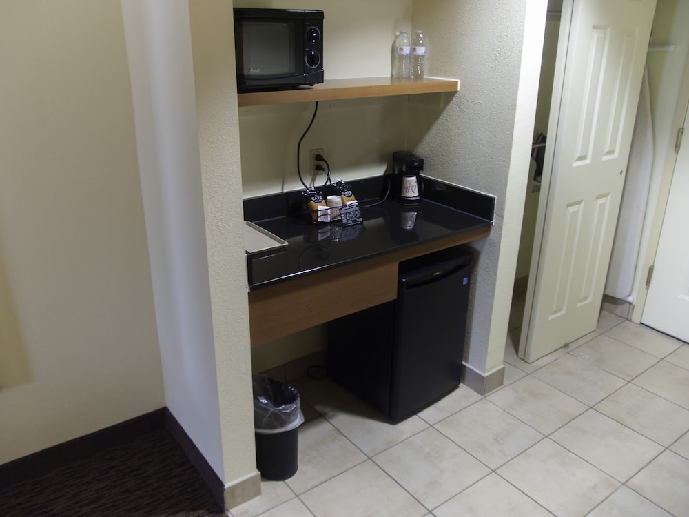 Private kitchenette, Clarion Hotel & Suites University - Shippensburg