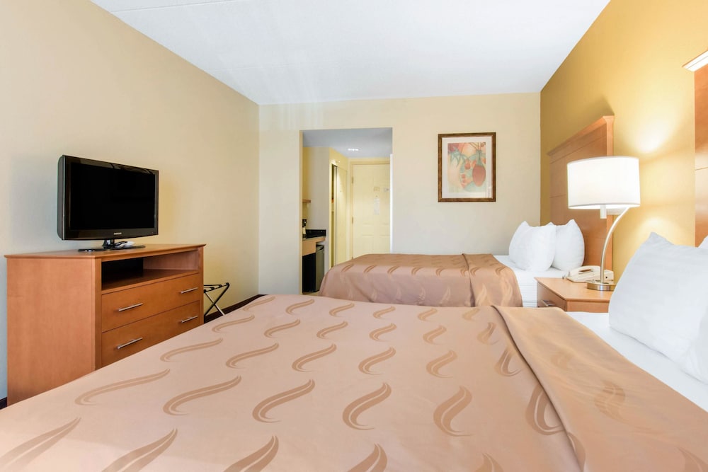 Room, Clarion Hotel & Suites University - Shippensburg