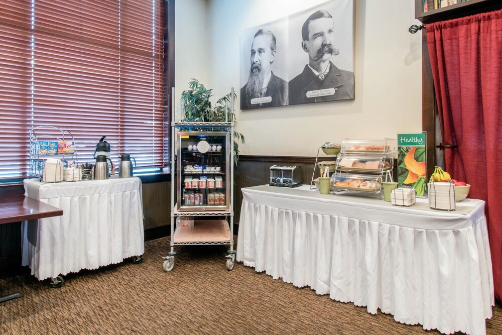 Breakfast area, Clarion Hotel & Suites University - Shippensburg