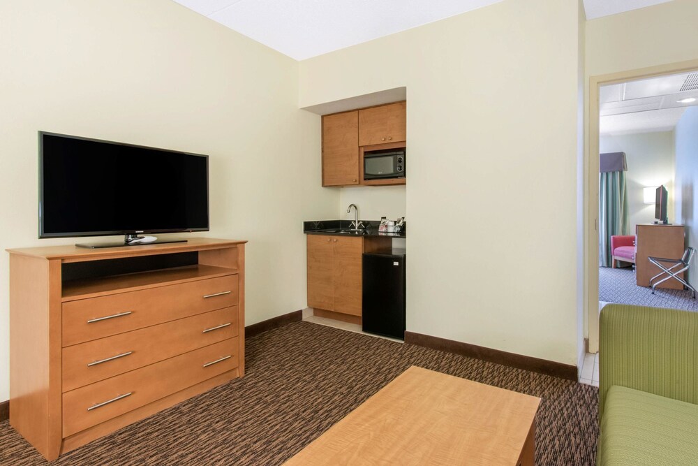 Room, Clarion Hotel & Suites University - Shippensburg