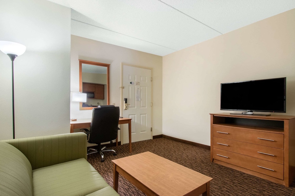 Room, Clarion Hotel & Suites University - Shippensburg