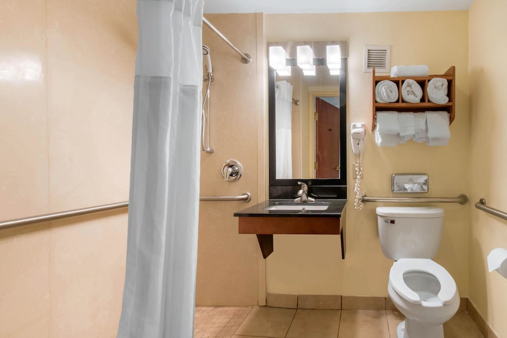 Bathroom, Clarion Hotel & Suites University - Shippensburg