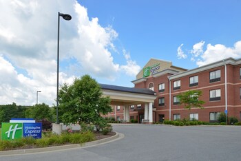 Holiday Inn Express & Suites Bridgeport