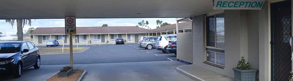 Golden Palms Motel