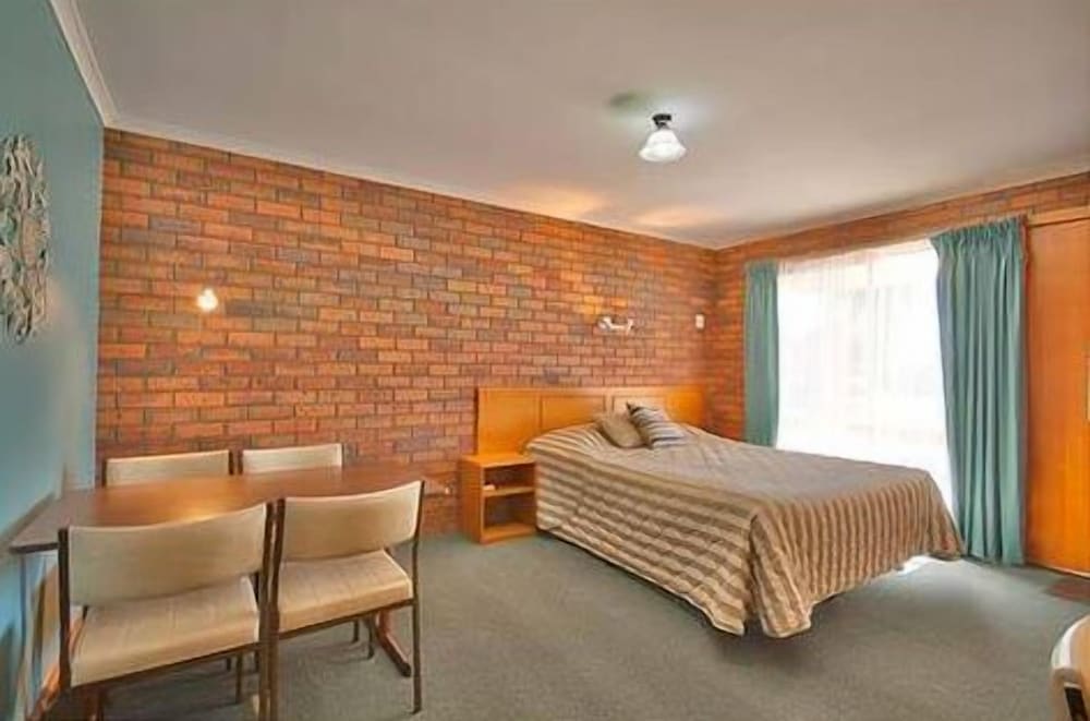 Golden Palms Motel
