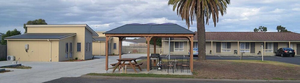 Golden Palms Motel