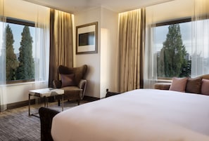 Deluxe Room, 1 King Bed, Park View | Minibar, in-room safe, desk, blackout drapes