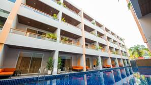 3 outdoor pools