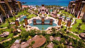 5 piscinas al aire libre, sombrillas