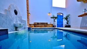 2 outdoor pools, free pool cabanas, pool loungers