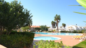 Piscine extérieure, parasols de plage, chaises longues