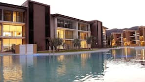 2 outdoor pools