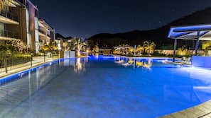 2 outdoor pools