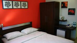 Minibar, in-room safe, desk, iron/ironing board