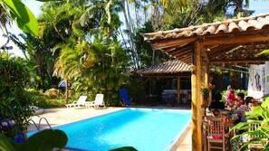 Piscina externa, funciona das 10h00 às 22h00, guarda-sóis
