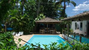 Piscina externa, funciona das 10h00 às 22h00, guarda-sóis