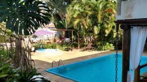 Piscina externa, funciona das 10h00 às 22h00, guarda-sóis