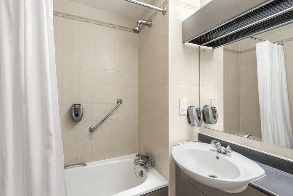 Bathroom, Days Inn by Wyndham Chesterfield Tibshelf