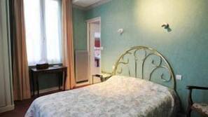 Desk, free cribs/infant beds, free WiFi
