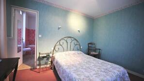 Desk, free cribs/infant beds, free WiFi