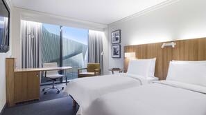 Ropa de cama hipoalergénica, minibar, caja fuerte y escritorio
