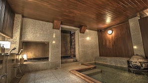 Bañera de hidromasaje en el interior