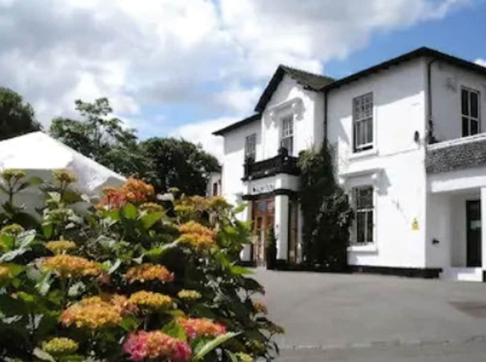 Exterior, Castlecary House Hotel