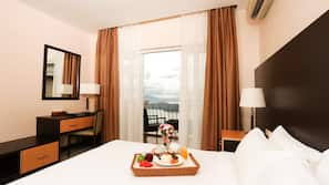Minibar, in-room safe, individually decorated, individually furnished