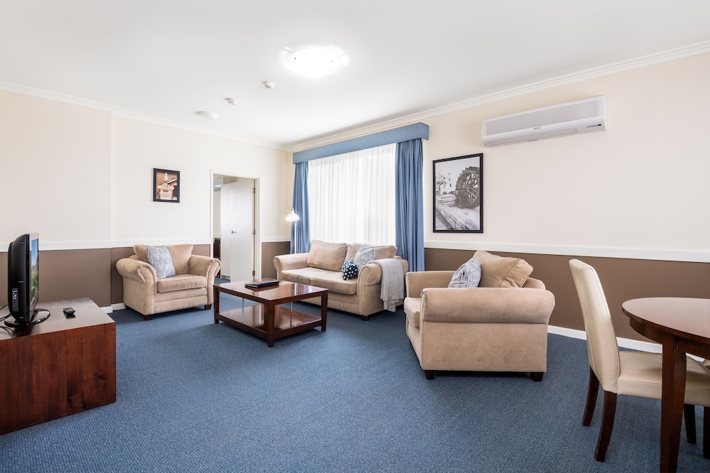 Hawkesbury Race Club Motel