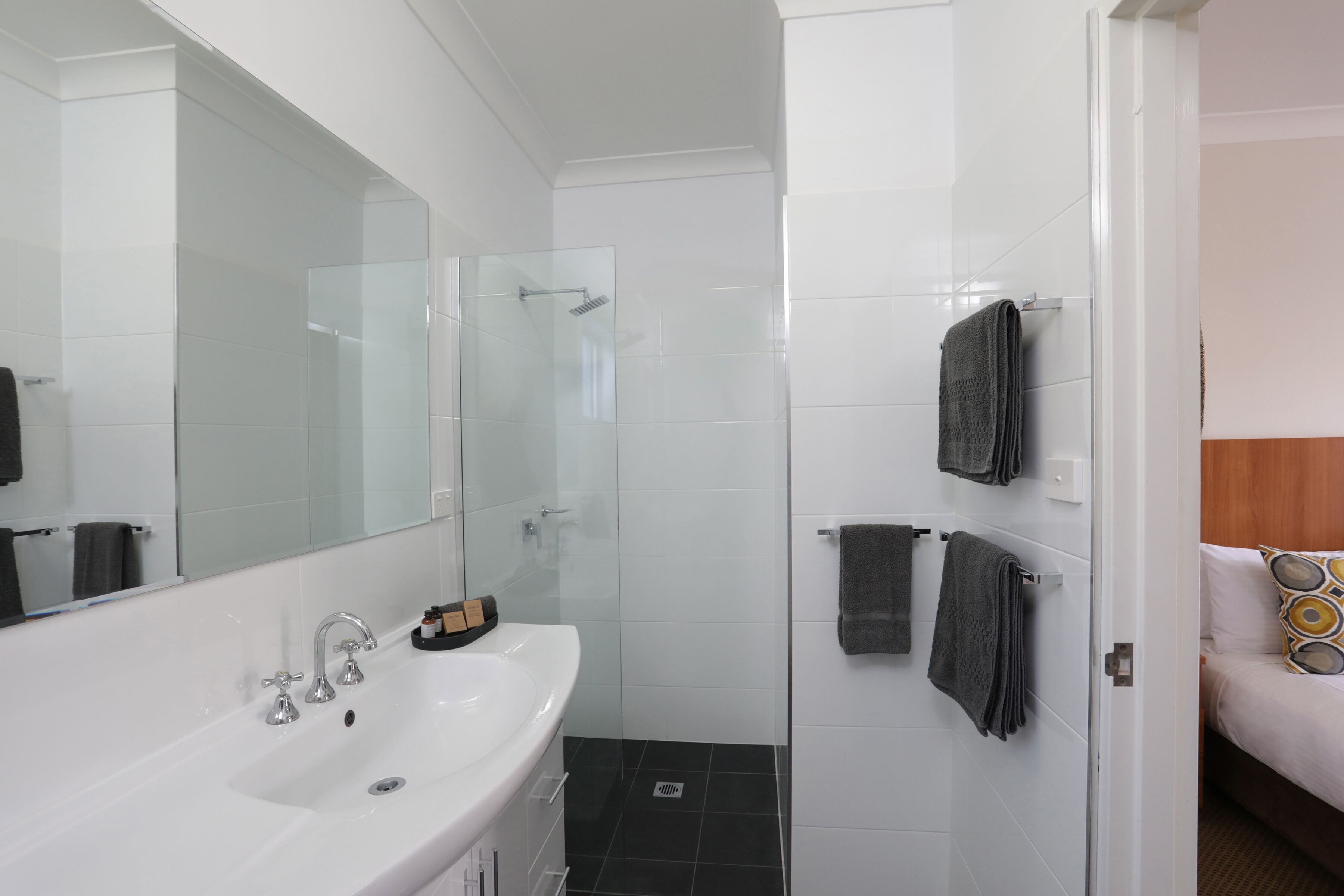 Cadman Motor Inn & Apartments