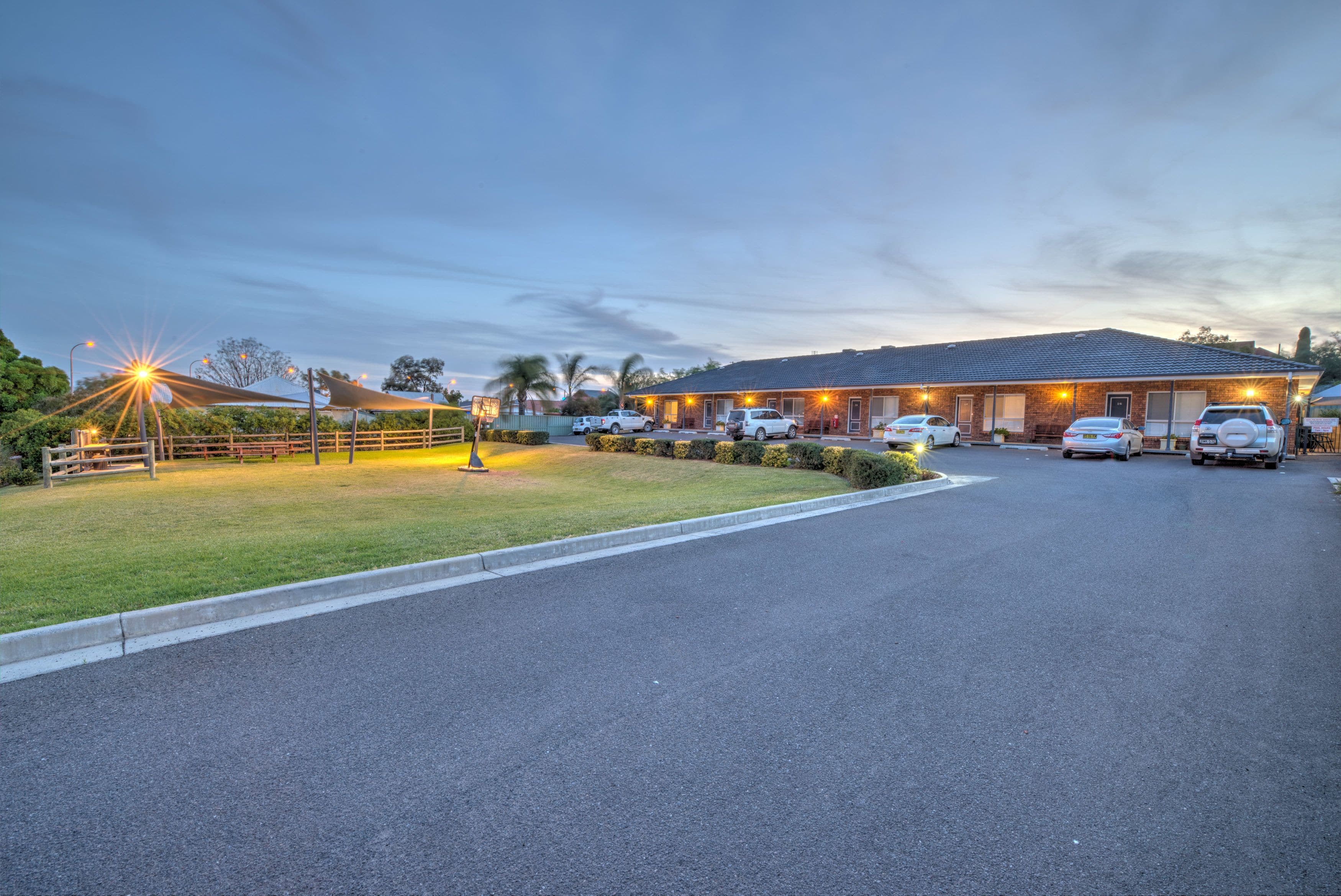 Cadman Motor Inn & Apartments