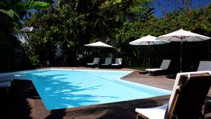 Piscine extérieure, parasols de plage, chaises longues