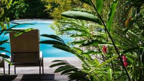 Piscine extérieure, parasols de plage, chaises longues