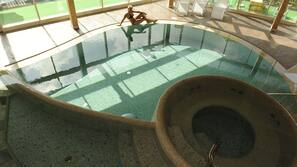2 piscine coperte, ombrelloni da piscina, lettini