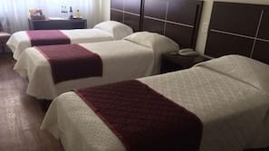 Minibar, caja fuerte, escritorio y cortinas opacas